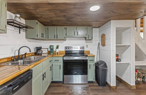 Winona House | New Tiny Home + Camper - Sleeps up to 10 - Fire Pits - Access to Brimstone Trail