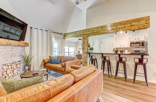 Pooler House | NEW TO VRBO SPECIAL! 4 Bedroom Home- 6 mi to Airport, 11 mi to Downtown