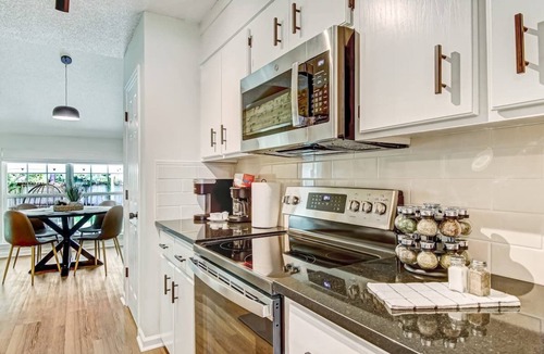Pooler House | NEW TO VRBO SPECIAL! 4 Bedroom Home- 6 mi to Airport, 11 mi to Downtown