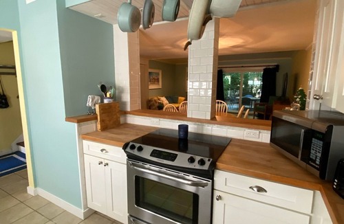Folly Field House | New Upgrades 3 BR 2.5 Bath A Stones throw from the Beach