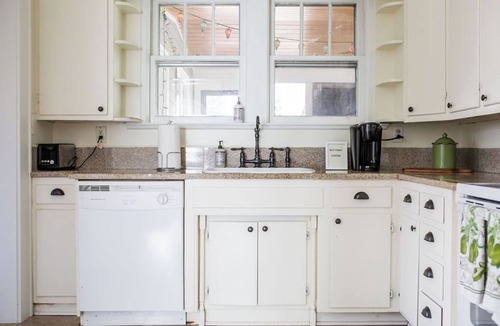 Gainesville House | New! Walk to Square ~ Hideaway in the Middle of Town ~ Summer Savings ~Sleeps 4