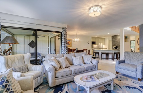 Hilton Head Island Condo | Newly remodeled dog-friendly island sanctuary with pool, deck, & lagoon view