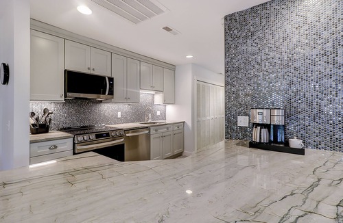 Hilton Head Island Condo | Newly remodeled dog-friendly island sanctuary with pool, deck, & lagoon view
