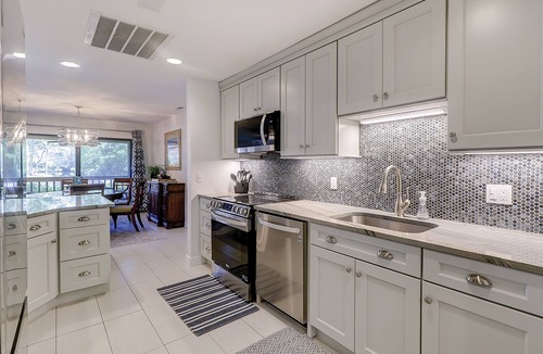 Hilton Head Island Condo | Newly remodeled dog-friendly island sanctuary with pool, deck, & lagoon view