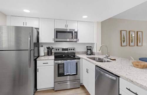 Savannah Condo | Newly Renovated 2bd/2ba Condo *Pool* 30+ Day Stays