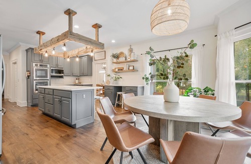 Jackson County House | *Newly Renovated Luxury Designer Farmhouse on a 35-Acre Farm, Private and Gated!