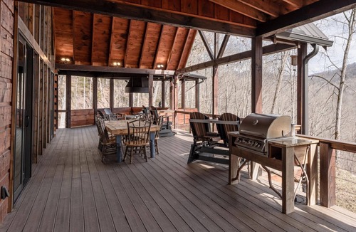 Topton Cabin | Nite Owl-Luxury Log Cabin Rental, Outdoor Fire Pit, Fire Place, High Speed Internet, Hot Tub, Pool Table, Open Concept- Nantahala NC