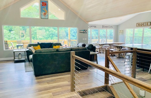 La Follette House | Norris Nook: Lakefront 9br/11ba, Private Dock,Private HotTub,Sleeps 32, Gameroom