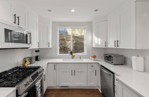 North Hills House | North Hills Treehouse, 3BR, Sleeps 8, Hot Tub, Fire pit