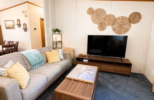 Denver House | Nostalgic 3-bedroom doublewide in Denver