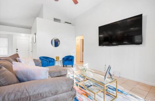 Colonial Oaks House | Number 1 Executive Rental - 75"TV King Bed & Large Yard
