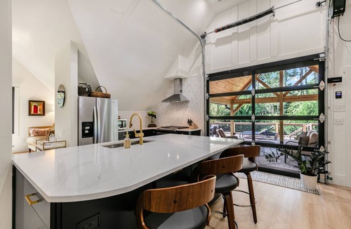 Raleigh Apartment | NW Listing KNG studio/N Raleigh w/nature views, large private deck, pet friendly