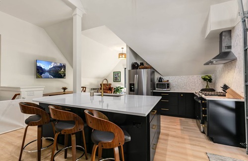 Raleigh Apartment | NW Listing KNG studio/N Raleigh w/nature views, large private deck, pet friendly