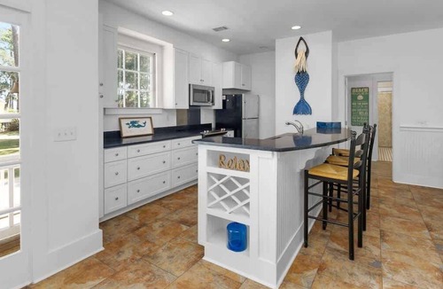 Melrose on the Beach House | Oak Breeze Cottage - Pet Friendly with Golf Cart
