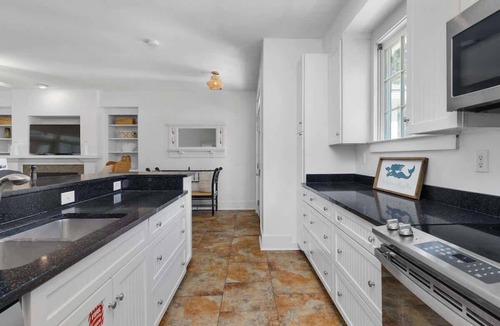 Melrose on the Beach House | Oak Breeze Cottage - Pet Friendly with Golf Cart