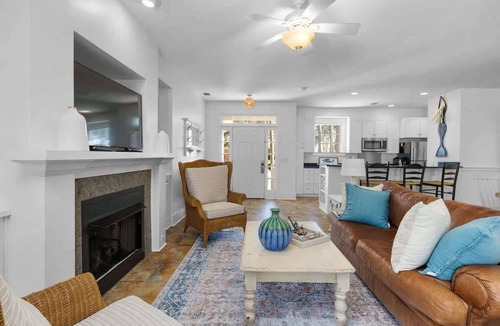 Melrose on the Beach House | Oak Breeze Cottage - Pet Friendly with Golf Cart