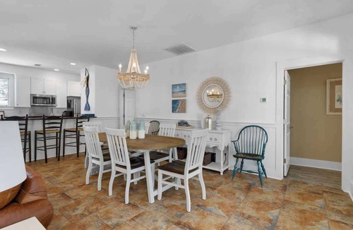 Melrose on the Beach House | Oak Breeze Cottage - Pet Friendly with Golf Cart