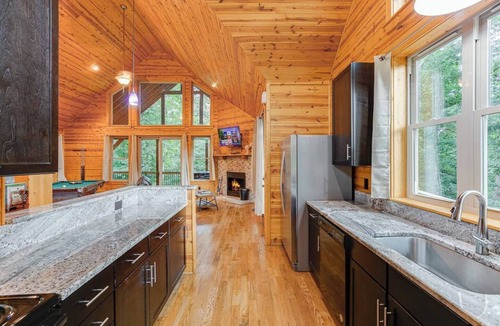 Cleveland Cabin | Oasis- Spa Cabin W/Sauna, Jacuzzi, and Rain Shower/hot tub