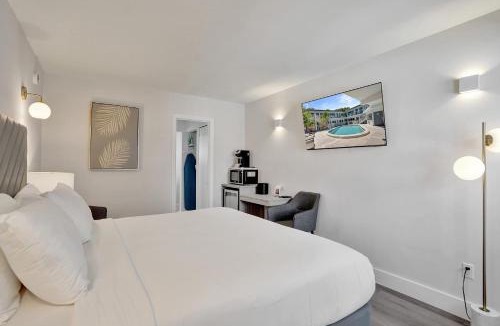 Galt Mile Hotel | Ocean Blvd King Suite in Fort Lauderdale