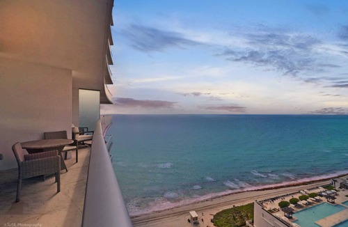 Hollywood South Central Beach Condo | Ocean Breeze Condo with Two Bedrooms and Pool