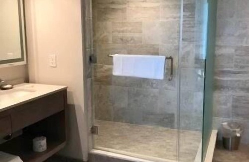 Downtown Myrtle Beach Hotel | Ocean Enclave July 4th weekend. Beachfront hotel. Partial Ocean View 1 bedroom.