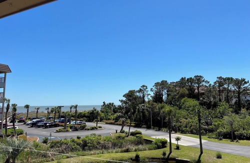 Folly Field Villa | Ocean View - Admirals Row, just steps to beach & sunrises!