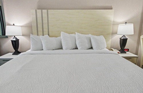 Myrtle Beach Hotel | Ocean View King Room + Beach Access + Lazy River