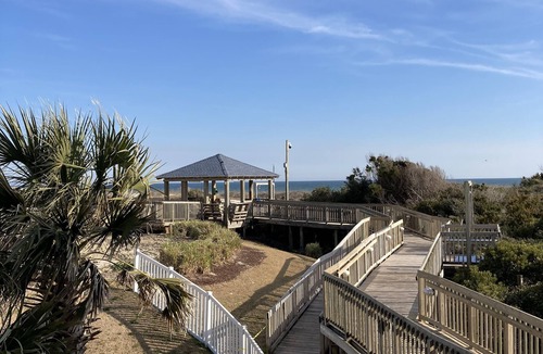 Morehead City Condo | Ocean View, King Bed, Sleeps 5