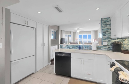Isle of Palms Condo | Ocean Views Abound! Large Screen Porch, Pool Access - 303H Tidewater