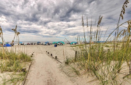 Hilton Head Island Apartment | Ocean Walk Condo in Coligny Beach with Balcony!
