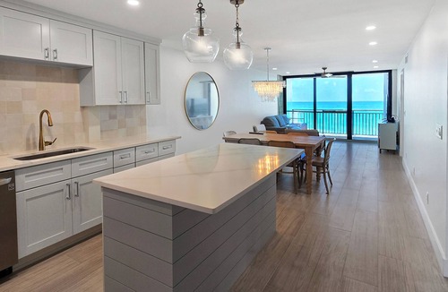 Hutchinson Island South Condo | Oceanfront 2BR/2BA Condo w/Private Balcony & Heated Pools on Hutchinson Island!