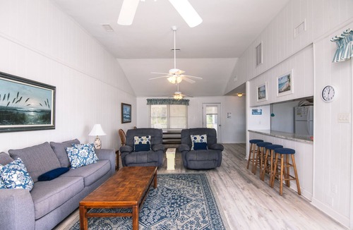 Edisto Island House | Oceanfront Classic w/Screened Porch & Sun Deck; Cable TV & WiFi; Conveniently Located
