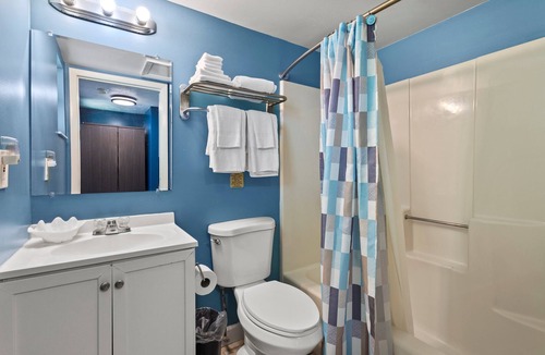 Fort Pierce Hotel | Oceanfront Inn Room #17- Ocean View Balcony, King Bed