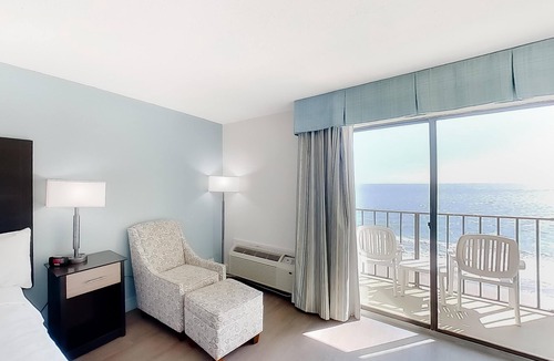 Myrtle Beach Hotel | Oceanfront King Room + Lazy River & Hot Tub