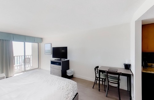 Myrtle Beach Hotel | Oceanfront King Room + Lazy River & Hot Tub
