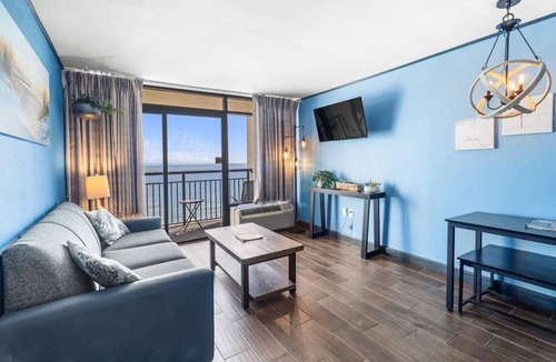 Myrtle Beach Hotel | Oceanfront King Suite: Free Breakfast 15th Floor