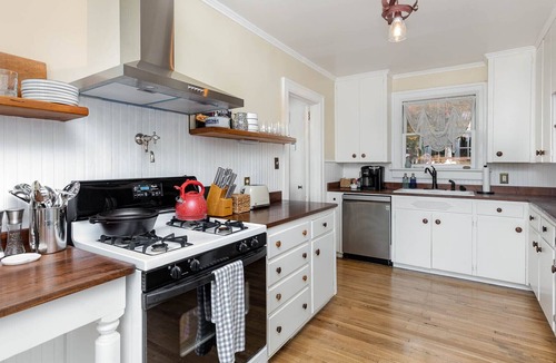 Lemon Springs Cottage | Old Blue's Retreat: Lakeview Cozy Cottage