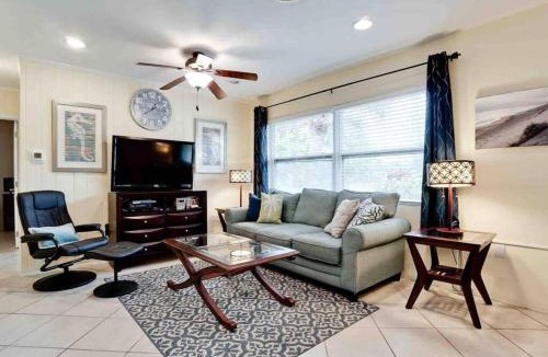 Venice House | On Island! Private Pool Home-Walk to Great Beach!
