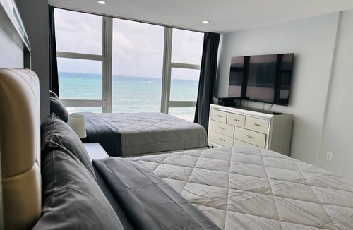 Galt Mile Hotel | On the BEACH-BeachOcean Front condo-Balcony-Views every where -No resort fee