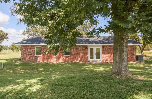 Claxton House | On the farm in Claxton: tucked down a quiet dirt road, your peaceful retreat.