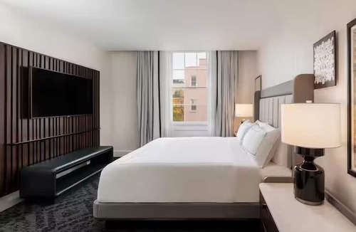 Charleston Historic District Hotel | One Bedroom Suite Close to Old Slave Mart Museum! Parking, Outdoor Pool