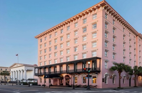 Charleston Historic District Hotel | One Bedroom Suite Close to Old Slave Mart Museum! Parking, Outdoor Pool