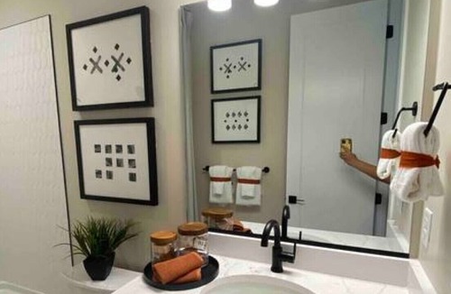 Garden City House | Orange Charmer | Central | King Beds | Screen Room