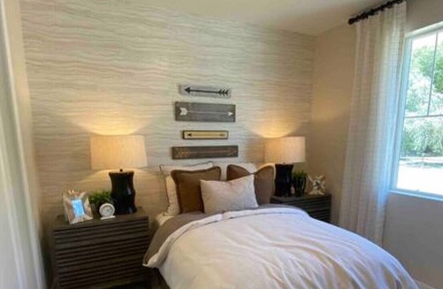 Garden City House | Orange Charmer | Central | King Beds | Screen Room