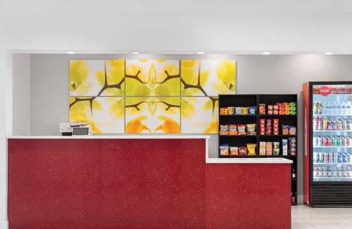 Florida Center Hotel | Orlando Adventures Start Here | 1.2 mi to Islands of Adventure | Free-Breakfast