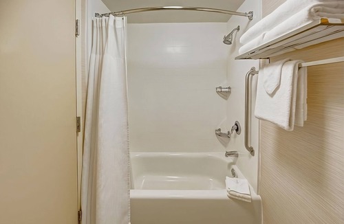 Florida Center Hotel | Orlando Vacation Spot! Near Universal Studios Orlando! Free Shuttle & Breakfast!