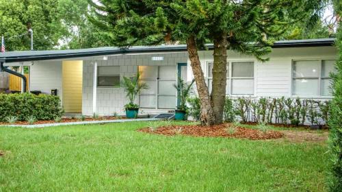 Lake Underhill House | Orlando Villa: Pool Garage & Garden View