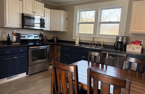 Cornelius House | Our cottage is the perfect location to explore the Downtown Cornelius area, enjoy the NC sunshine in the fully fenced back yard or check out Lake Norman by boat or at one of the waterfront restaurants.