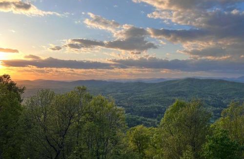 Brasstown House | Outlaw Mountain Lodge: Fire Pit & Panoramic Views!