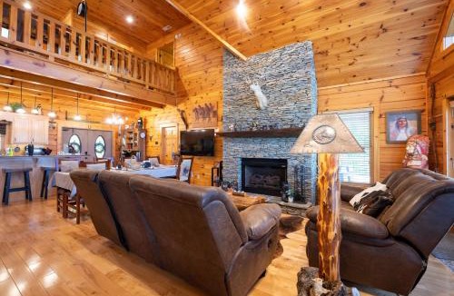 Brasstown House | Outlaw Mountain Lodge: Fire Pit & Panoramic Views!